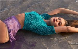 Hailey Rhode Baldwin looks like a splendid mermaid